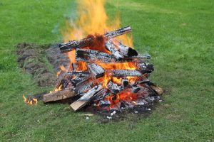 DER WEGSCHAMANE ROGER MATTLE SCHAMANISCHE HEILARBEIT SEMINARE AUFBAUSEMINAR FEUERLAUF