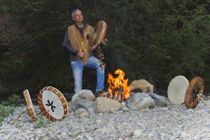 DER WEGSCHAMANE ROGER MATTLE SCHAMANISCHE HEILARBEIT TROMMELKREIS ROGER