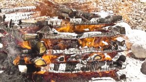 DER WEGSCHAMANE ROGER MATTLE SCHAMANISCHE HEILARBEIT INIDANISCHE SCHWITZHUETTE HOLZSCHITTERBIG FEUER
