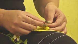 DER WEGSCHAMANE ROGER MATTLE SCHAMANISCHE HEILARBEIT INIDANISCHE SCHWITZHUETTE MITMACHENDE BLUMEN FREI